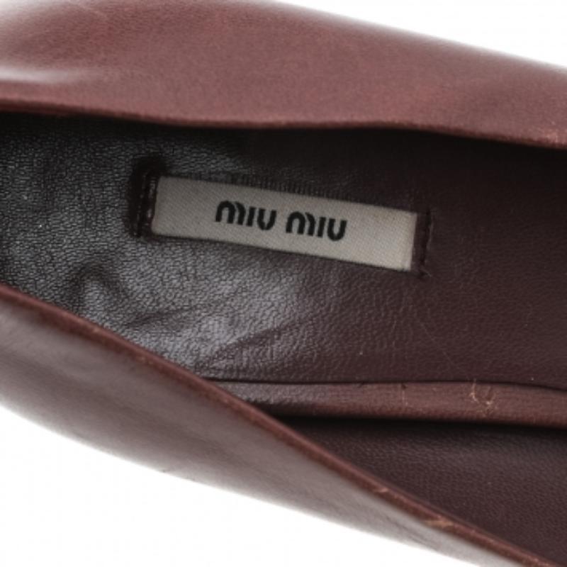 Miu Miu Brown Leather Round Toe Pumps Size 35 For Sale 2