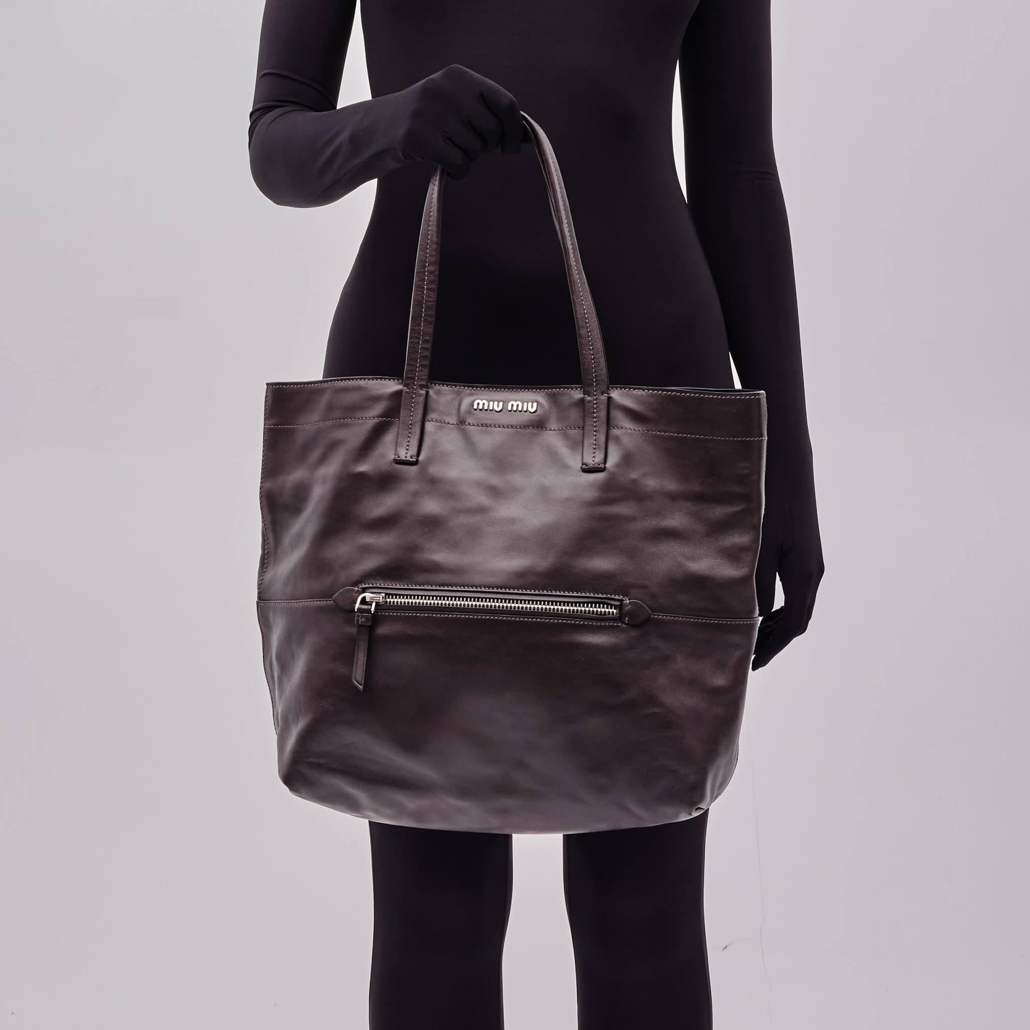 MSRP 2000+
Retail.
Color: Brown
Material: Leather
Made in Italy

Measurements~
Height 13”
Width 13”
Depth 4”
Drop: 8”

Very good condition. Faint scratches and light creases.