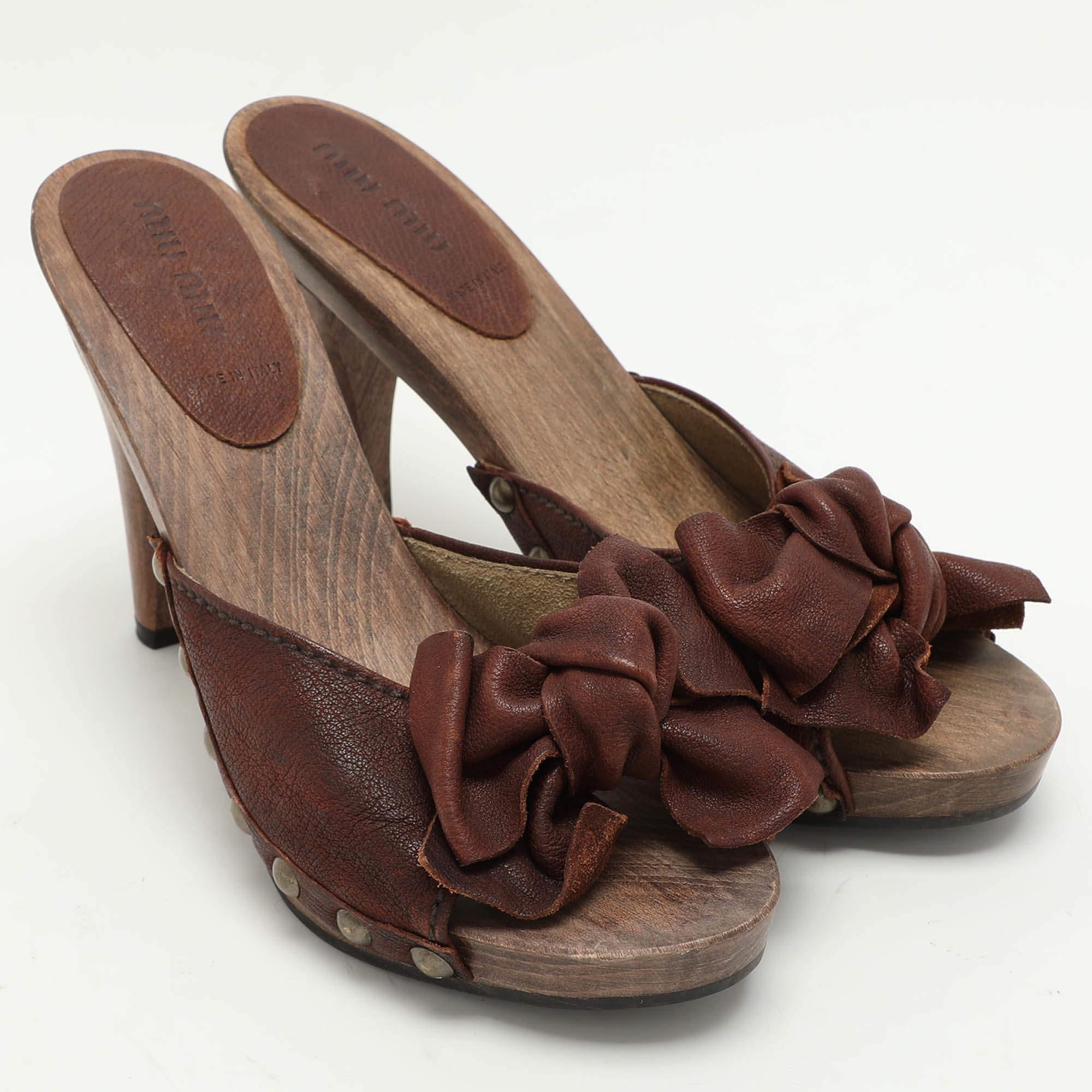 Miu Miu Brown Leather Wooden Clog Slide Sandals Size 39 Bon état - En vente à Dubai, Al Qouz 2