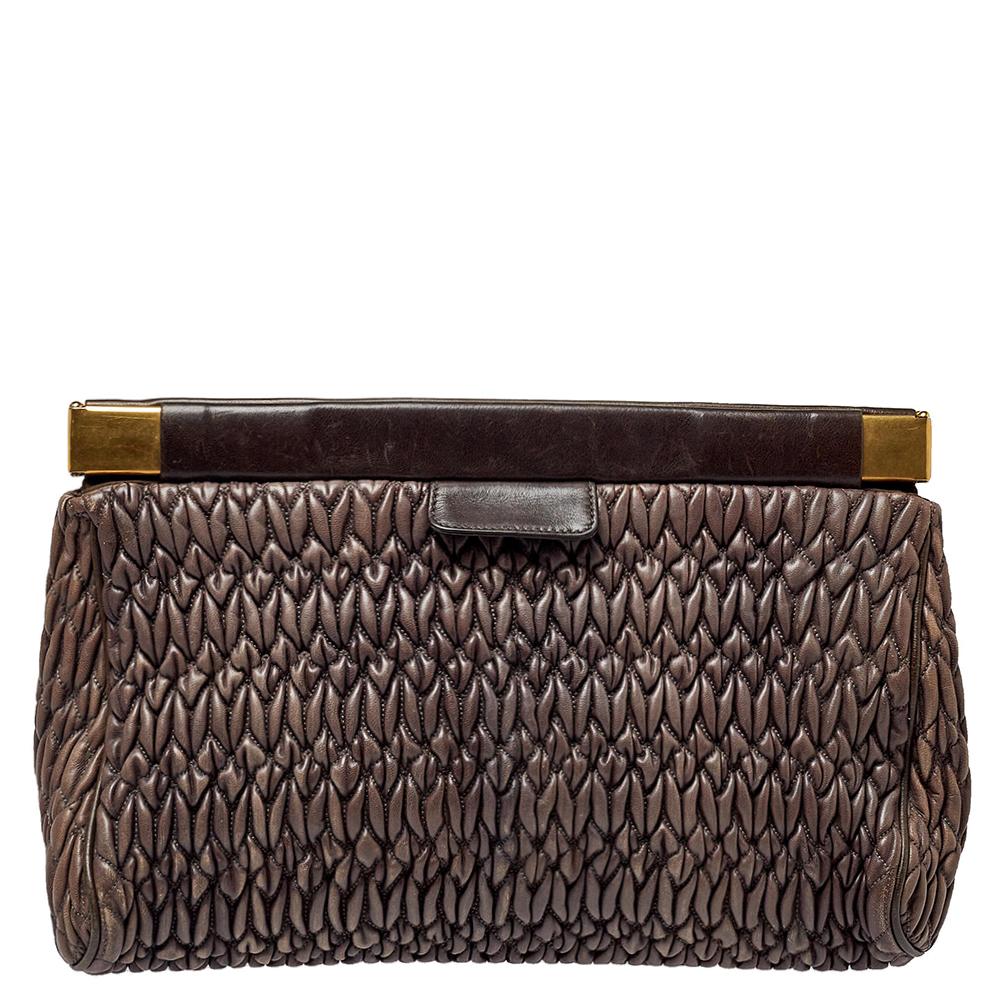 Stunning to look at, this pretty frame clutch from Miu Miu is sure to lift up any outfit. Crafted from brown leather in a matelasse pattern, the bag comes with a fabric-lined interior that will hold all your daily essentials.

