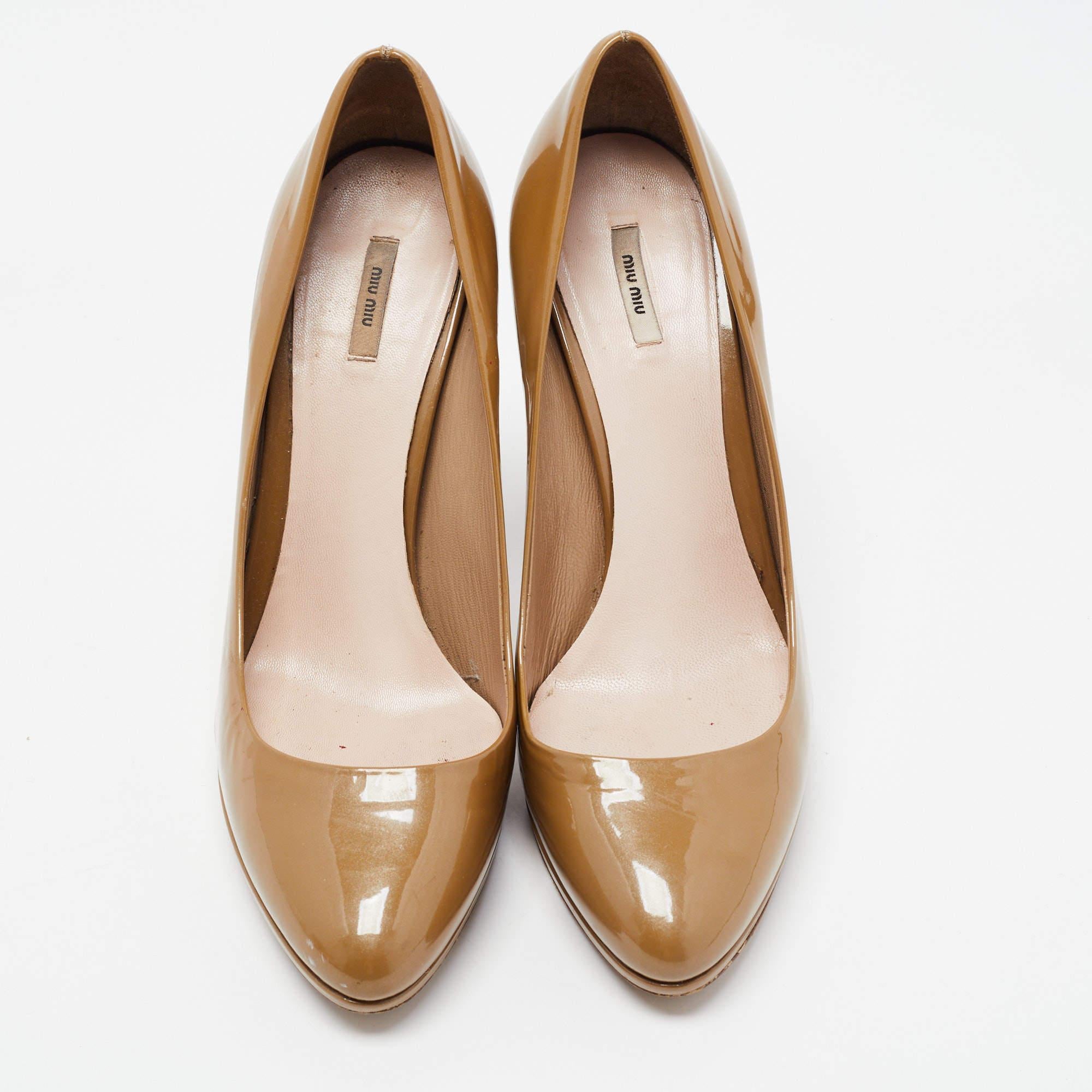 Bombas de plataforma de charol marrón Miu Miu talla 38.5 Marrón en venta
