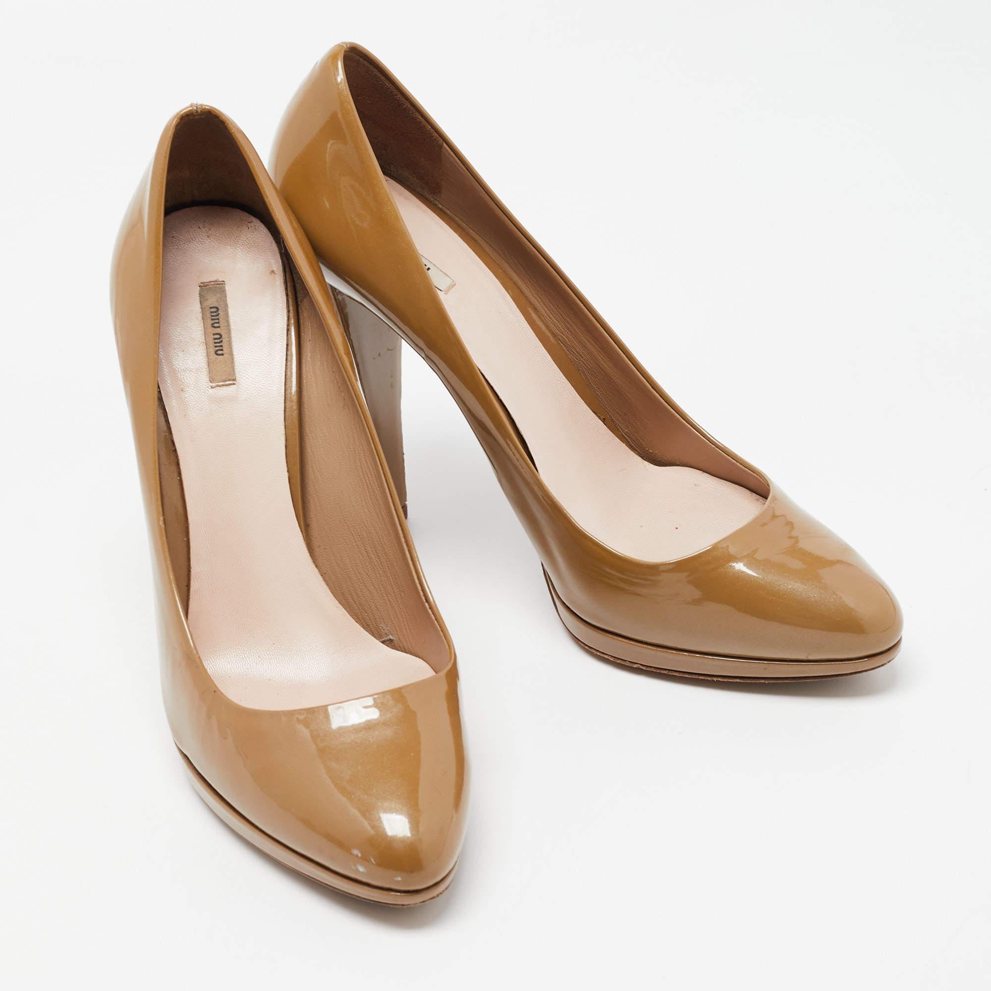 Bombas de plataforma de charol marrón Miu Miu talla 38.5 en Bueno estado para la venta en Dubai, Al Qouz 2