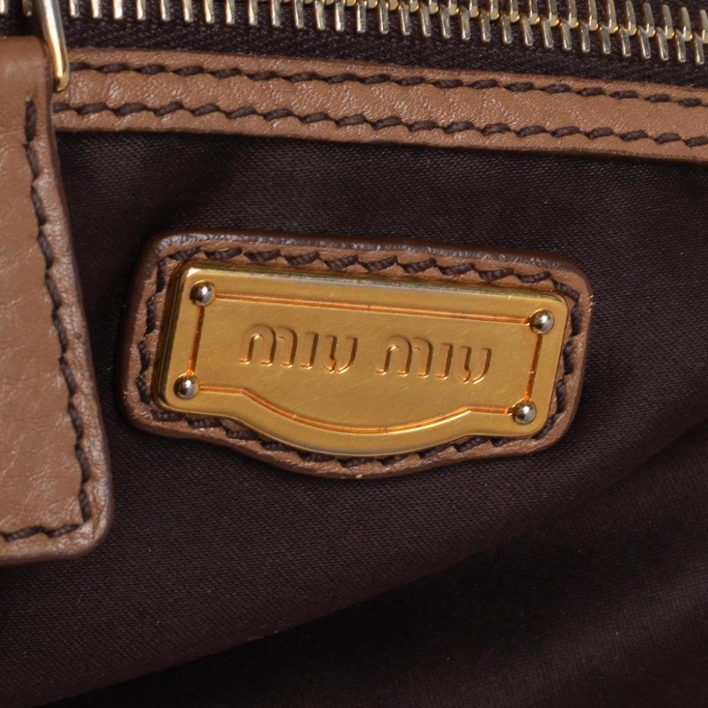 Miu Miu Brown Pebbled Leather Double Zip Tote In Fair Condition For Sale In Dubai, Al Qouz 2