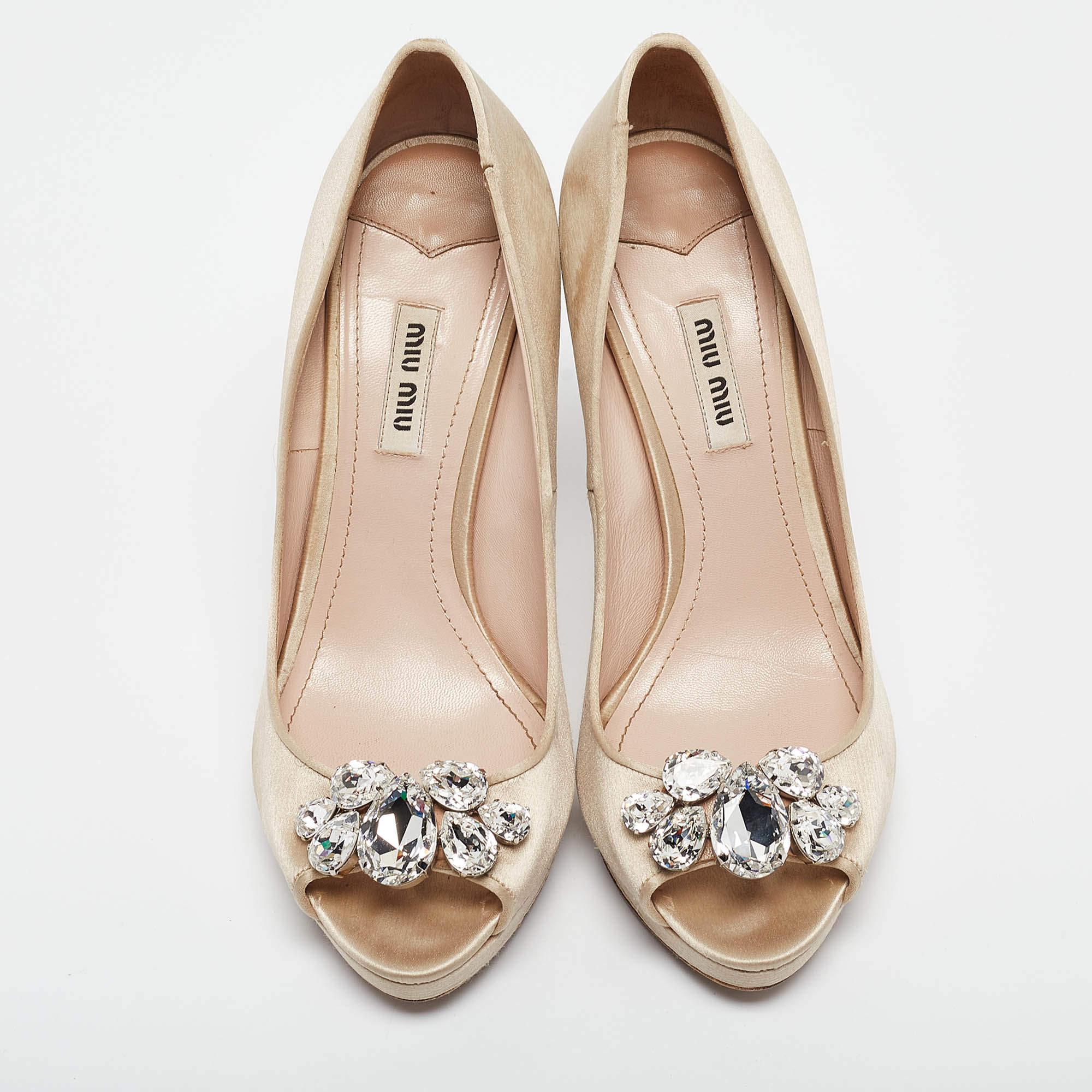 Miu Miu Brown Satin Crystal Embellished Heel Peep Toe Platform Pumps Größe 39 (Beige) im Angebot
