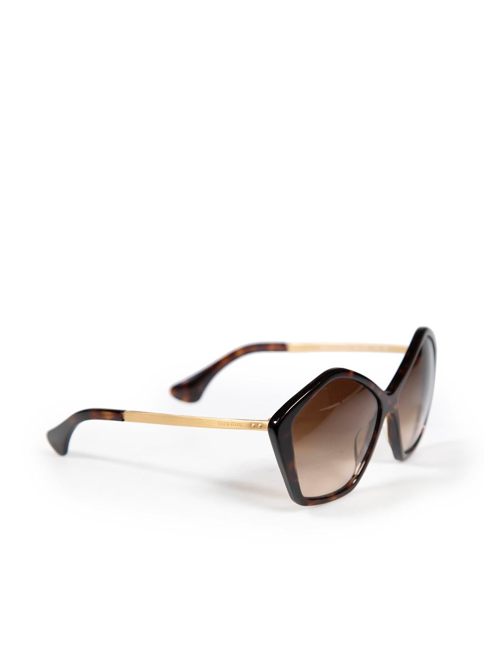 CONDITION is Good. General wear to sunglasses is evident. Moderate signs of wear to the lenses and arms with scratches on this used Miu Miu designer resale item. These sunglasses come with original case.
 
 
 
 Details
 
 
 Brown
 
 Plastic
 
