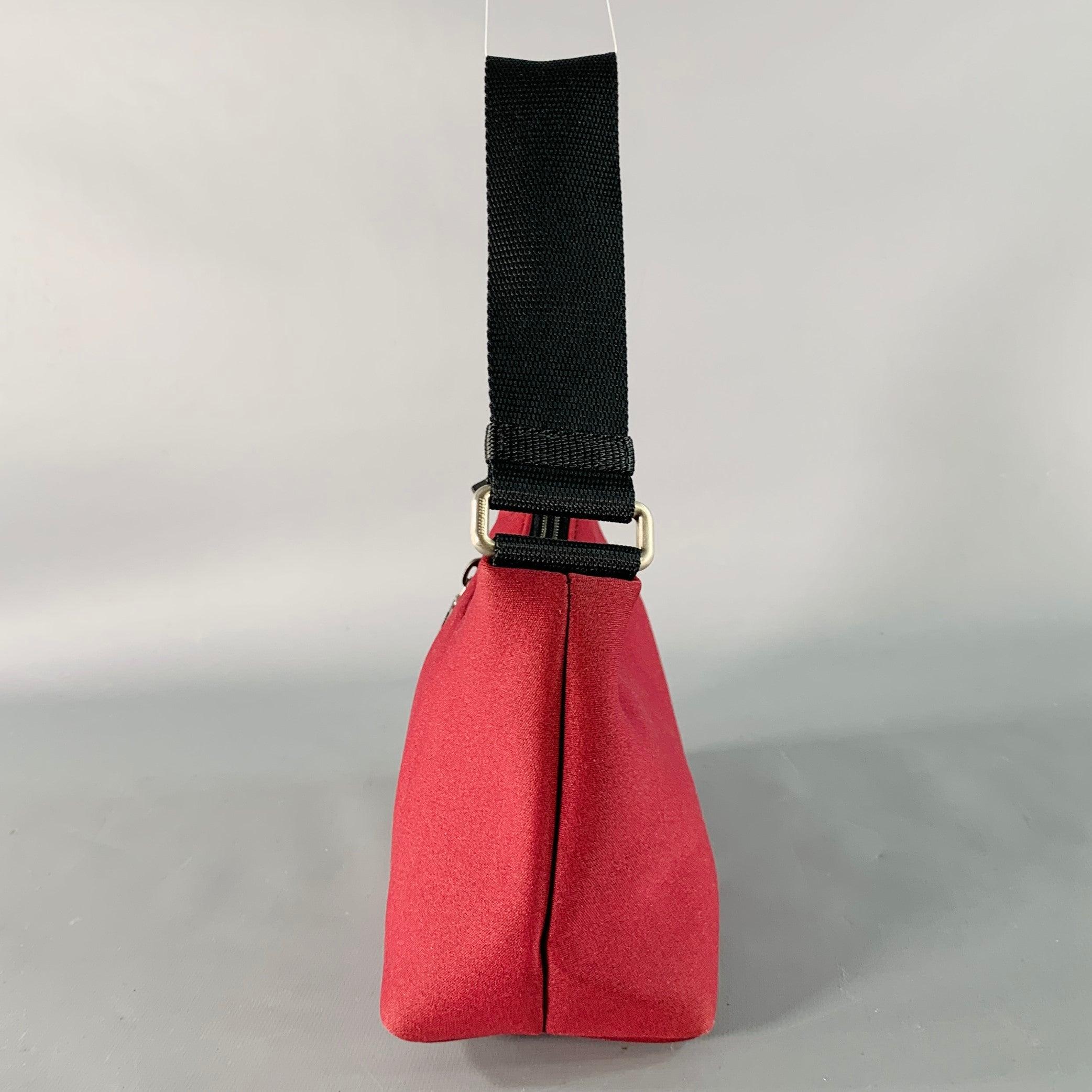 Donna MIU MIU Borsa a tracolla in nylon nero borgogna in vendita