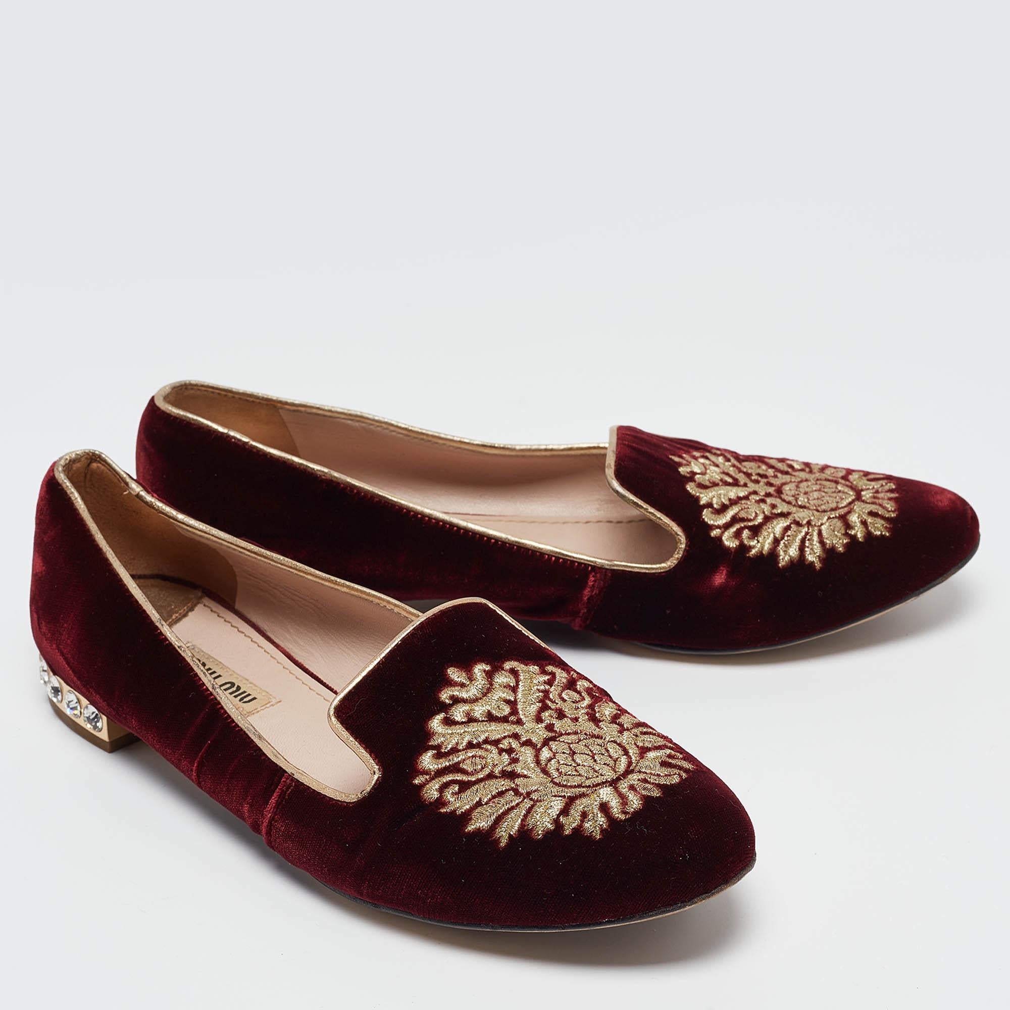 Miu Miu Burgundy Embroidered Velvet Crystal Embellished Smoking Slippers Size 37 In Good Condition In Dubai, Al Qouz 2