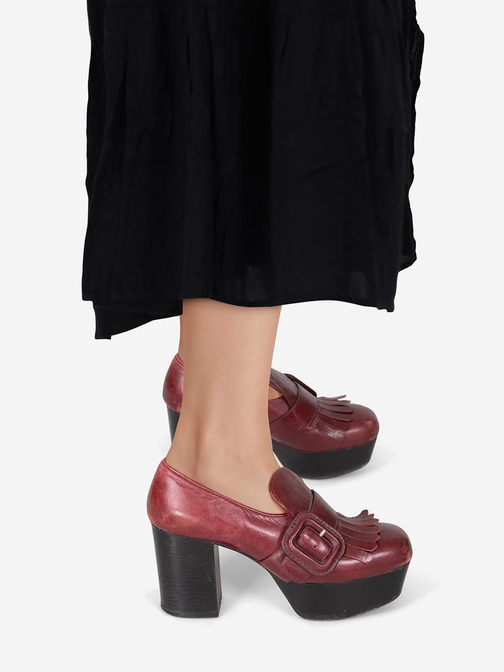 L'ÉTAT est bon. Les mocassins présentent une légère usure. Légers signes d'usure sur la plateforme, le talon, la boîte à orteils, le contrefort, les détails de la boucle et les deux côtés des deux chaussures où il y a une abrasion sur cet article de