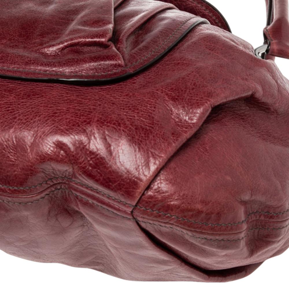 Miu Miu Burgundy Leather Ruched Front Pocket Shoulder Bag In Good Condition In Dubai, Al Qouz 2
