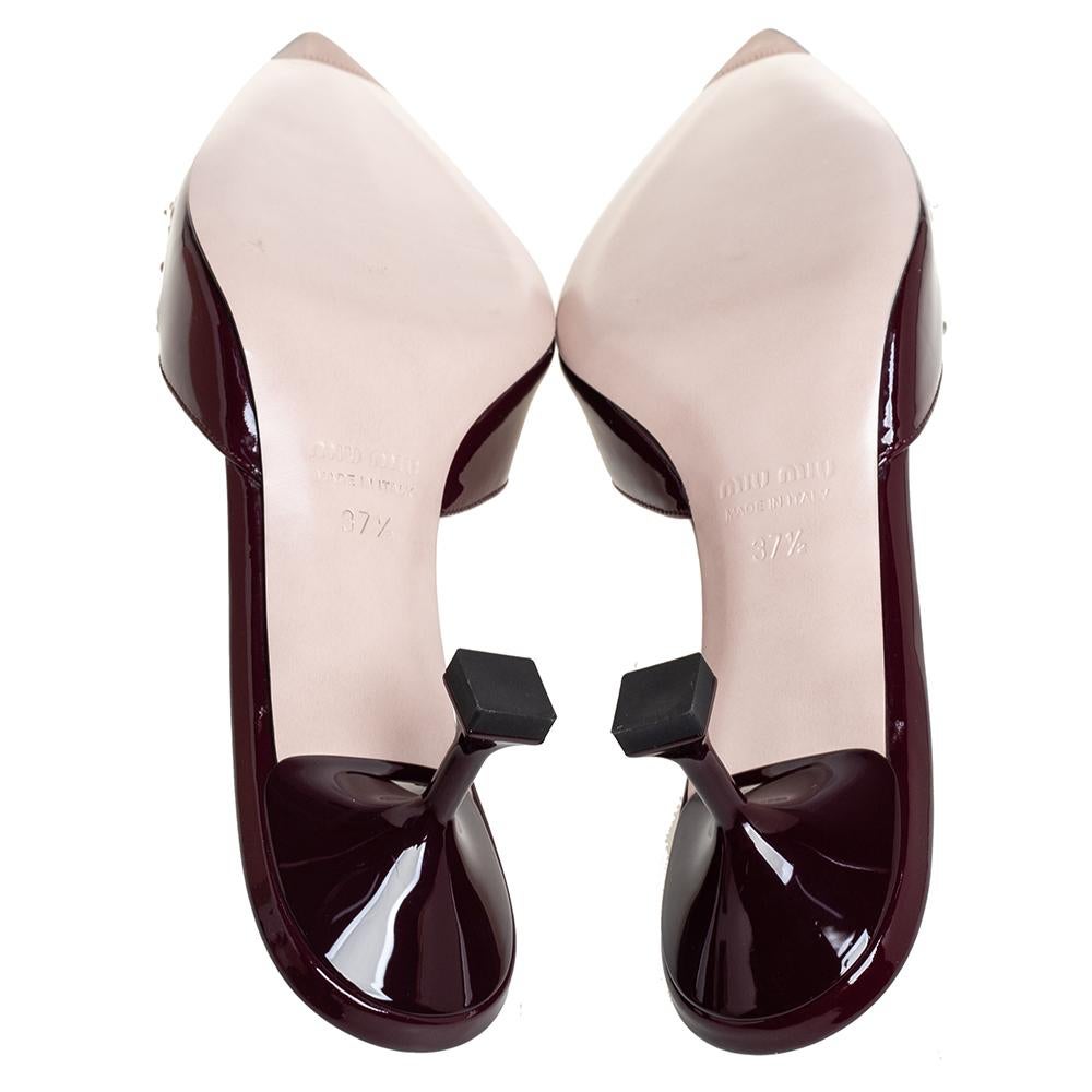 Miu Miu Burgundy Patent Leather Pearl Pointed Toe Mule Sandals Size 37.5 In New Condition In Dubai, Al Qouz 2
