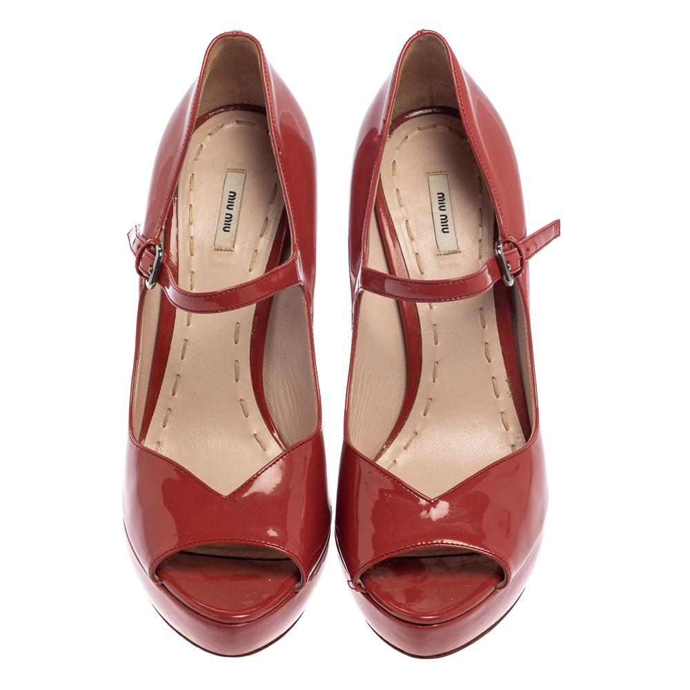 Enhance your look by adding these Miu Miu Mary-Jane pumps to the ensemble. Sport these pumps made from this patent leather this season and make every head turn. They are styled with peep toes, buckled straps, 12.5 cm heels, insoles with the brand