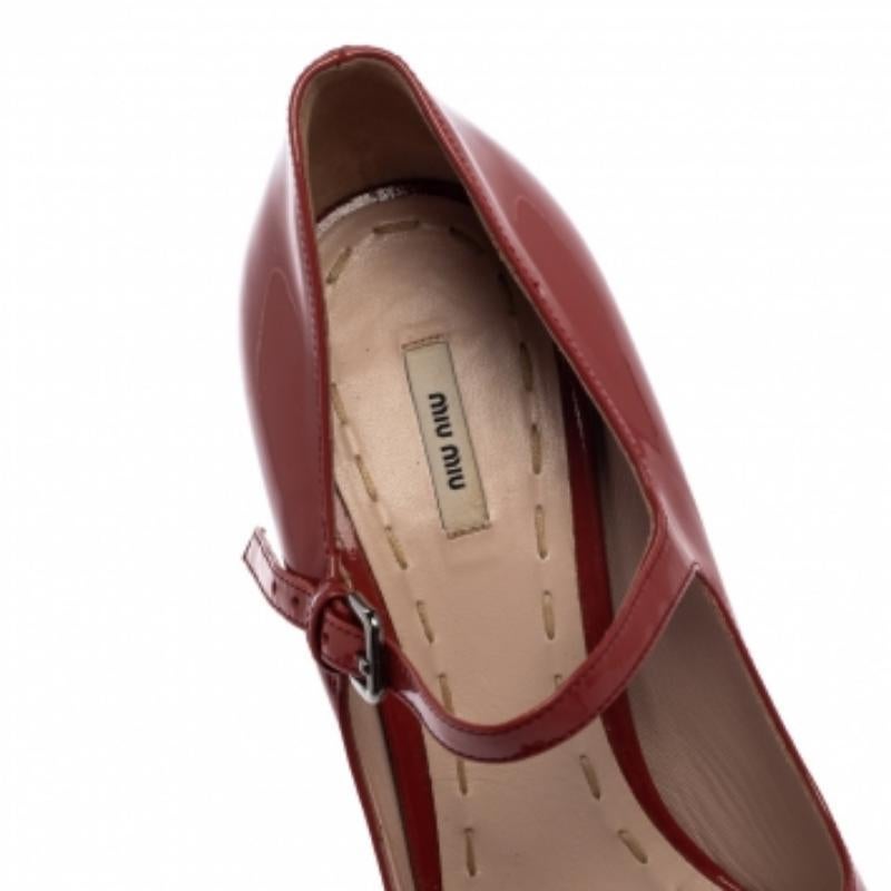 Miu Miu Burgundy Patent Leder Peep Toe Pumps Größe 37.5 (Braun) im Angebot