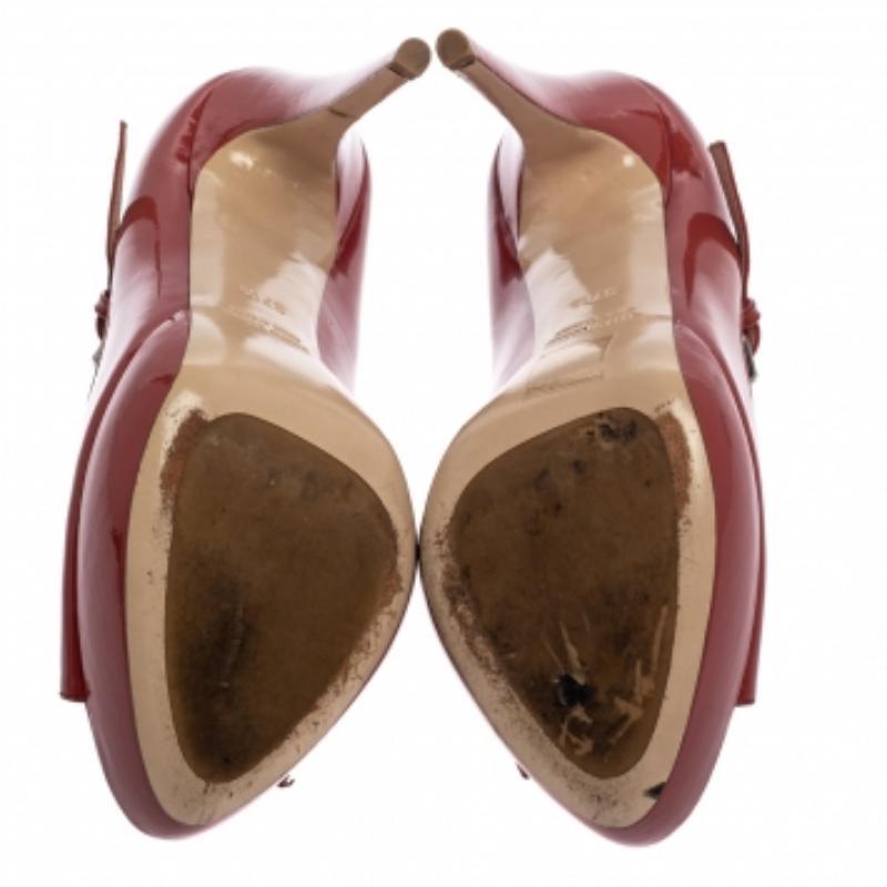 Miu Miu Burgundy Patent Leder Peep Toe Pumps Größe 37.5 im Zustand „Gut“ im Angebot in Dubai, Al Qouz 2