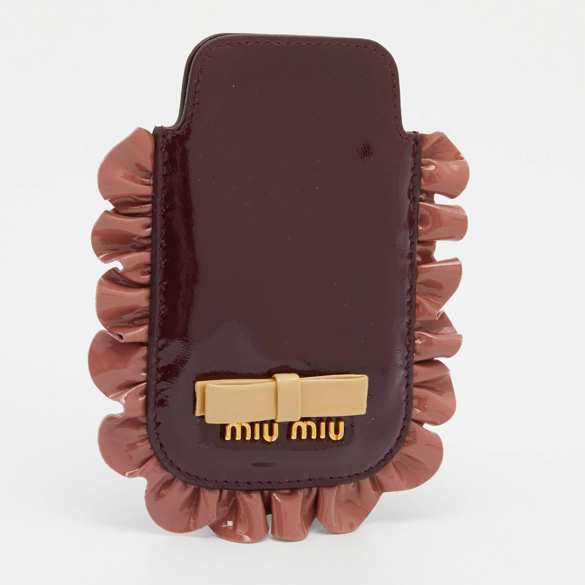 Miu Miu Burgundy/Pink Patent Leather Ruffle Phone Case In Good Condition For Sale In Dubai, Al Qouz 2