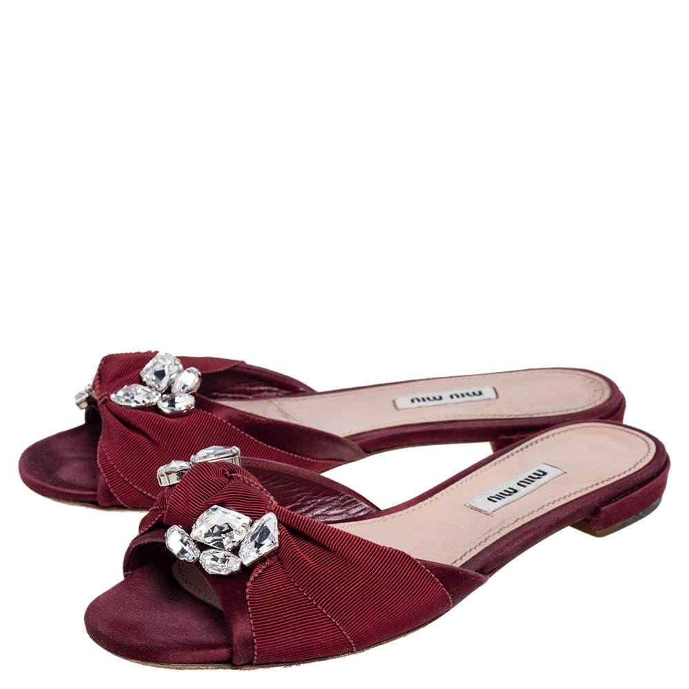 Miu Miu Burgundy Satin and Fabric Knot Slide Flats Size 37.5 In Good Condition In Dubai, Al Qouz 2