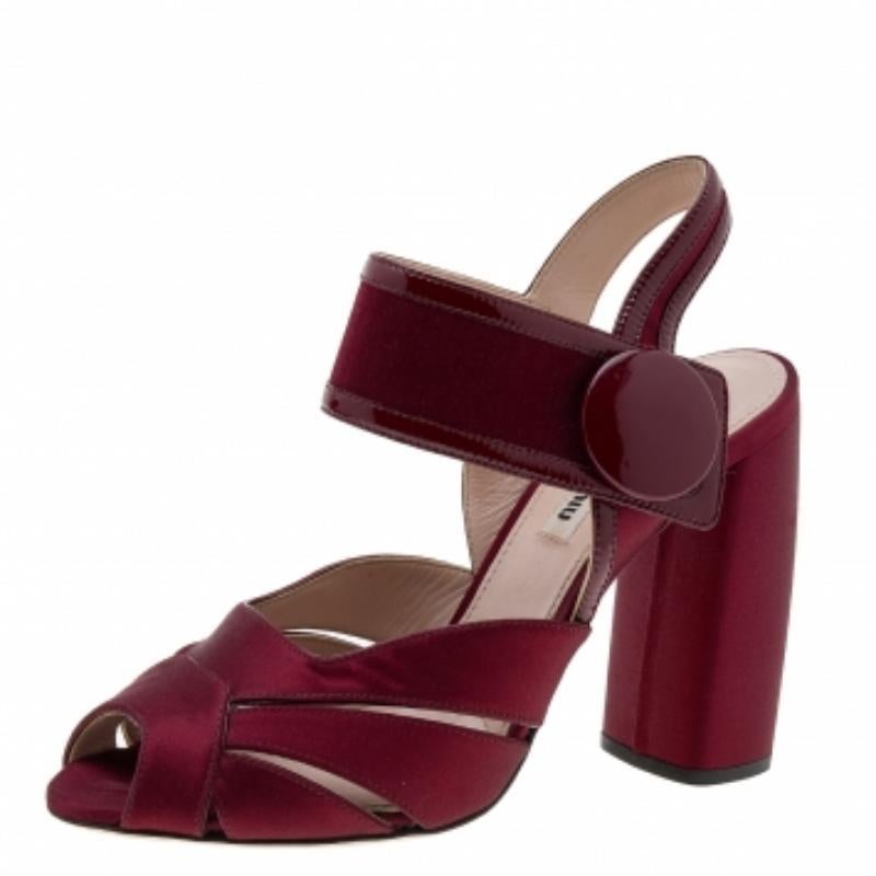 Estas sandalias de Miu Miu tienen un diseño sencillo pero un atractivo con clase. Una opción ideal para una gran variedad de ocasiones, se han elaborado en satén y charol en el exterior y se elevan sobre tacones de 10 cm. La creación se distingue