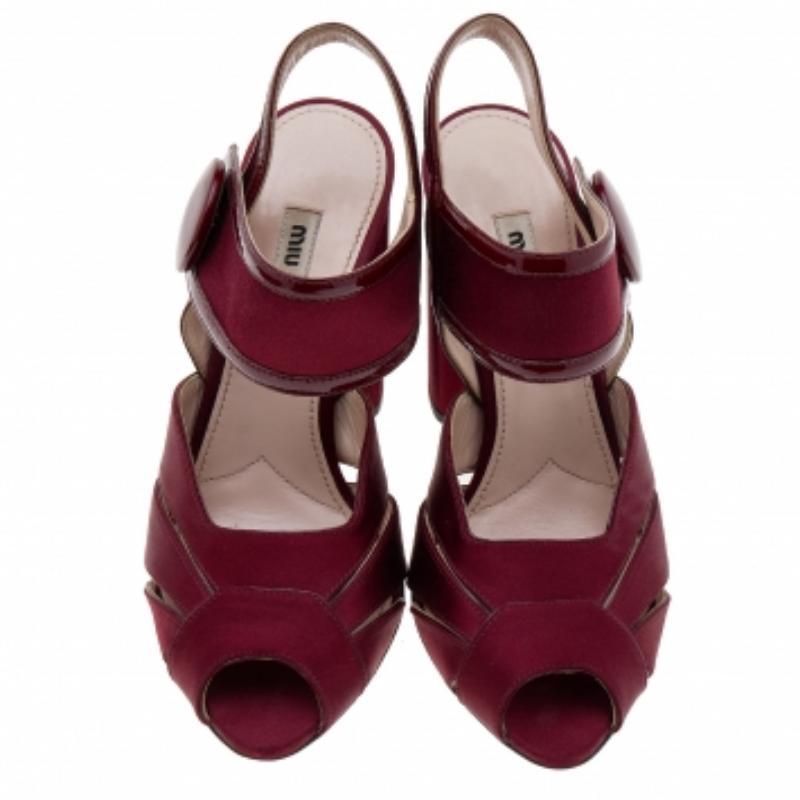 Miu Miu Sandalias con tira al tobillo de satén y charol burdeos talla 36 en Bueno estado para la venta en Dubai, Al Qouz 2