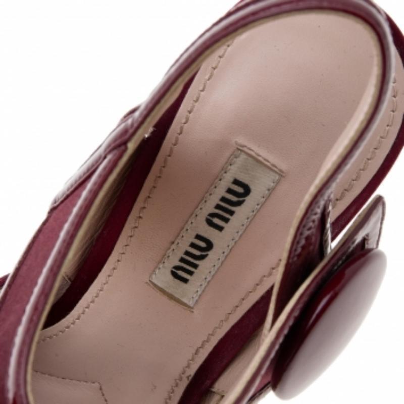 De las mujeres Miu Miu Sandalias con tira al tobillo de satén y charol burdeos talla 36 en venta