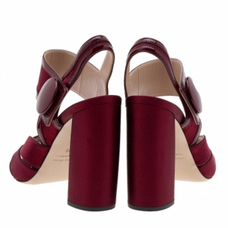 Miu Miu Sandalias con tira al tobillo de satén y charol burdeos talla 36 en venta 1