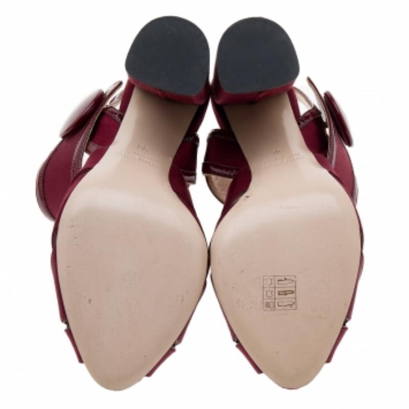 Miu Miu Sandalias con tira al tobillo de satén y charol burdeos talla 36 en venta 2