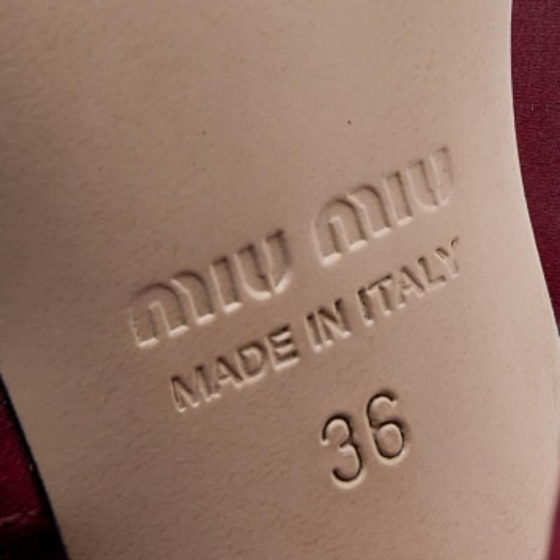 Miu Miu Sandalias con tira al tobillo de satén y charol burdeos talla 36 en venta 3