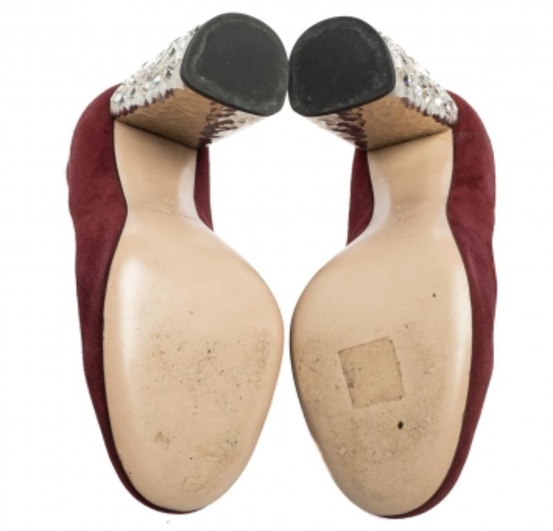 Miu Miu est réputé pour ses designs gracieux, et le Label est synonyme d'opulence, de féminité et d'élégance. Confectionnés en daim bordeaux, ces escarpins présentent une silhouette à bout rond. Le talon bloc orné de cristaux les rend si polyvalents
