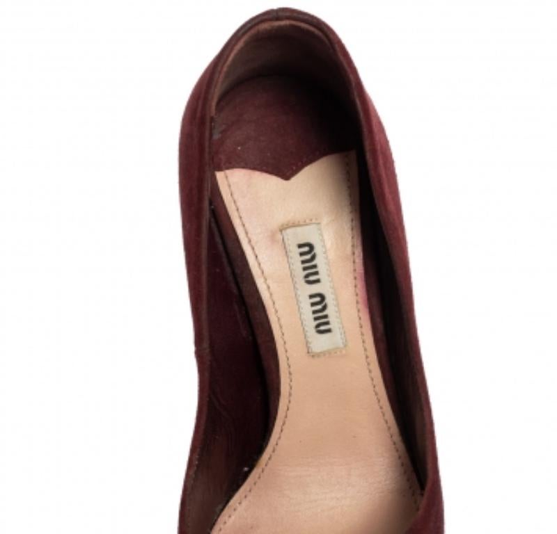 Noir Miu Miu Burgundy Suede Crystal Embellished Block Heel Pumps Size 35 en vente