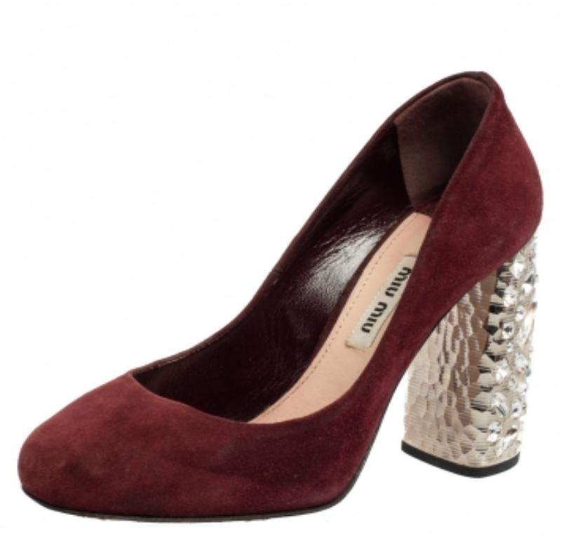 Miu Miu Burgundy Suede Crystal Embellished Block Heel Pumps Size 35 Bon état - En vente à Dubai, Al Qouz 2