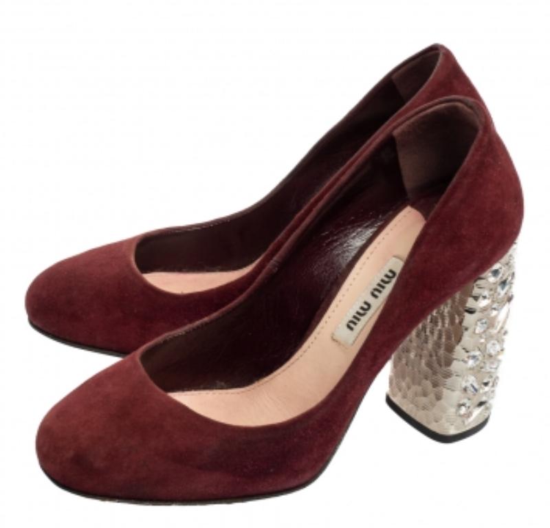 Miu Miu Burgundy Suede Crystal Embellished Block Heel Pumps Size 35 en vente 1