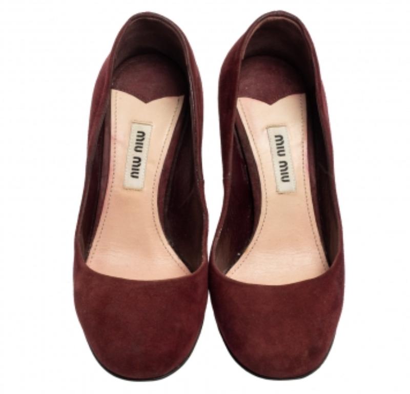 Miu Miu Burgundy Suede Crystal Embellished Block Heel Pumps Size 35 en vente 2