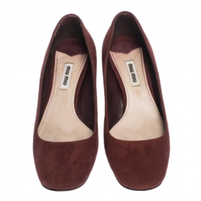 Peppen Sie Ihren Alltagslook mit diesen Pumps aus Wildleder auf. Die charakteristischen Kristalle an diesen Miu Miu-Pumps werden Ihren Style-Quotienten im Handumdrehen aufwerten. Kombinieren Sie ein und dasselbe Outfit mit diesem burgunderroten Paar.