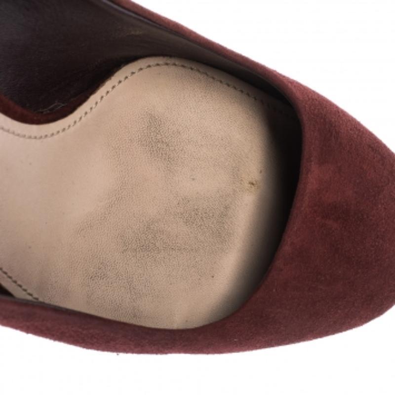 Miu Burgunderfarbene Wildleder-Pumps mit Kristall Absatz Größe 37 im Angebot 1