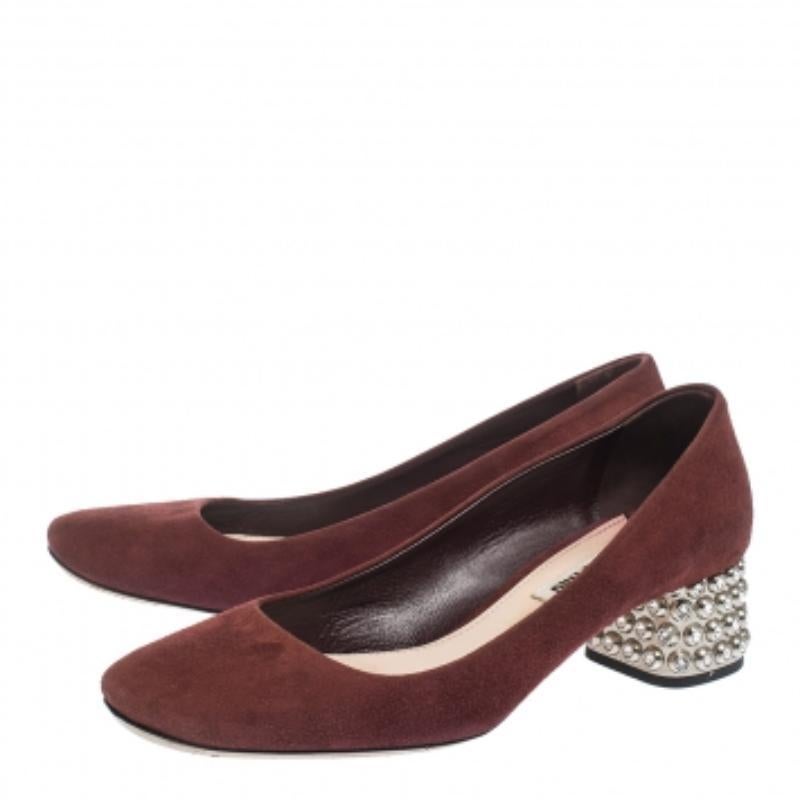 Miu Burgunderfarbene Wildleder-Pumps mit Kristall Absatz Größe 37 im Angebot 2