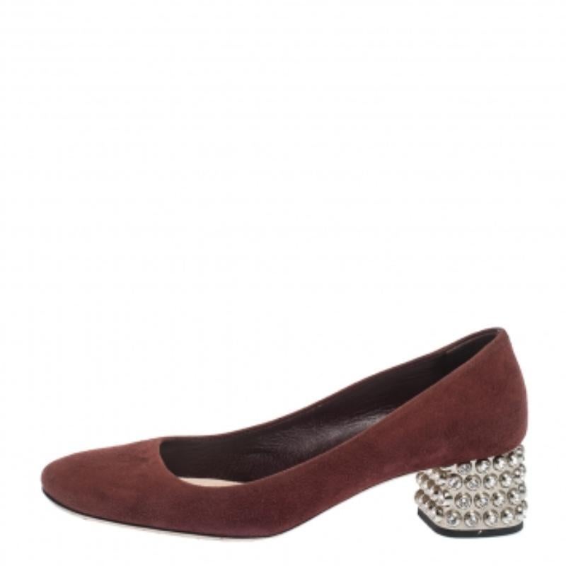 Miu Burgunderfarbene Wildleder-Pumps mit Kristall Absatz Größe 37 im Angebot 3