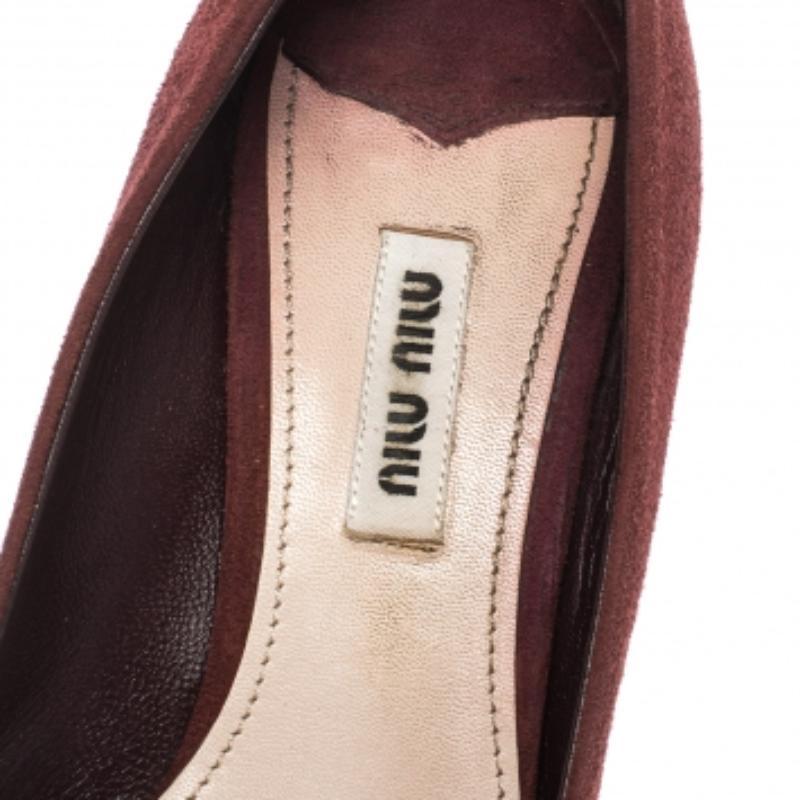 Miu Burgunderfarbene Wildleder-Pumps mit Kristall Absatz Größe 37 im Angebot 4