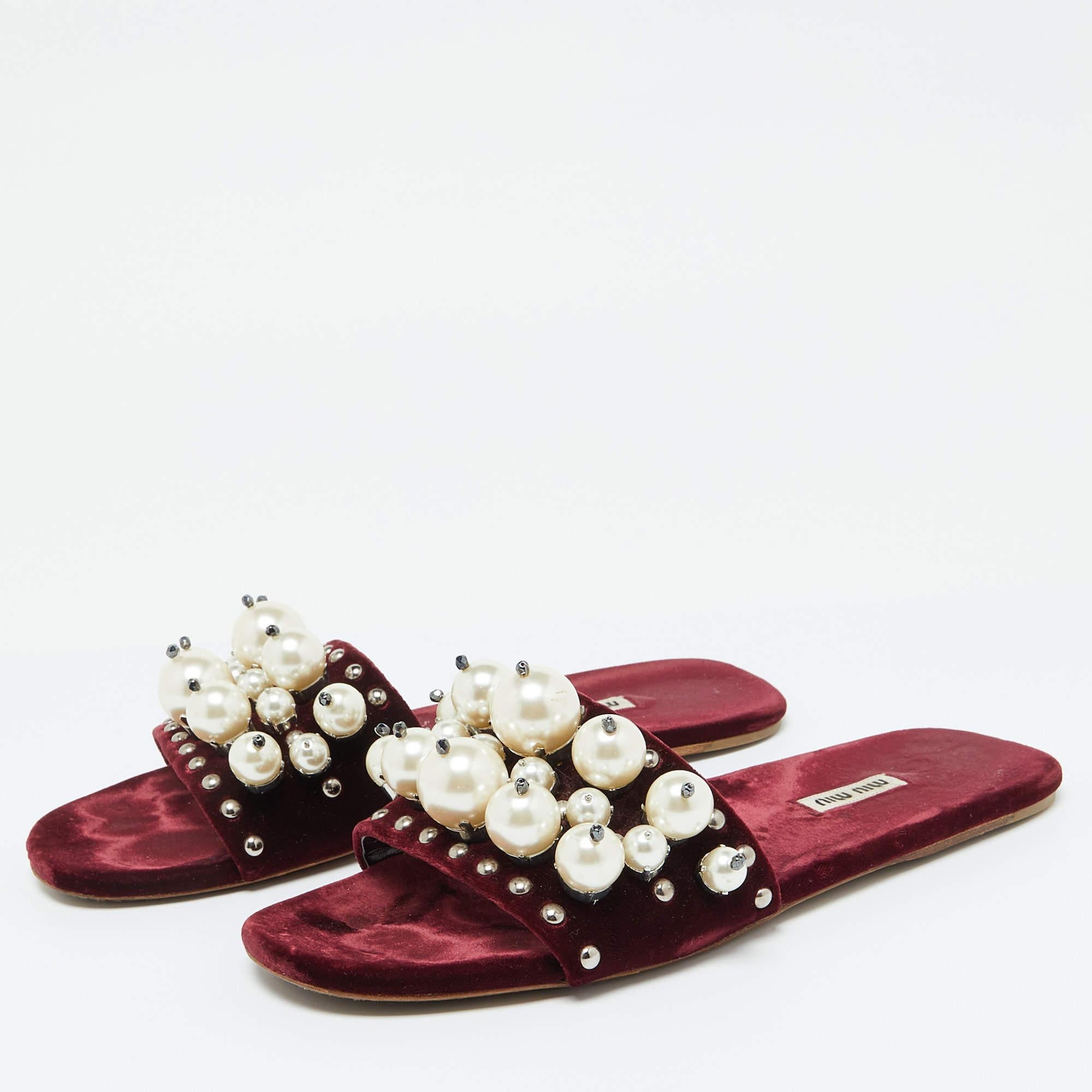 Keep it simple yet gorgeous in these flats from the house of Miu Miu. Wear these velvet flats to a party and draw all eyes towards you. Team these burgundy flats with a pretty white sundress to make a revolutionary fashion statement. They have broad