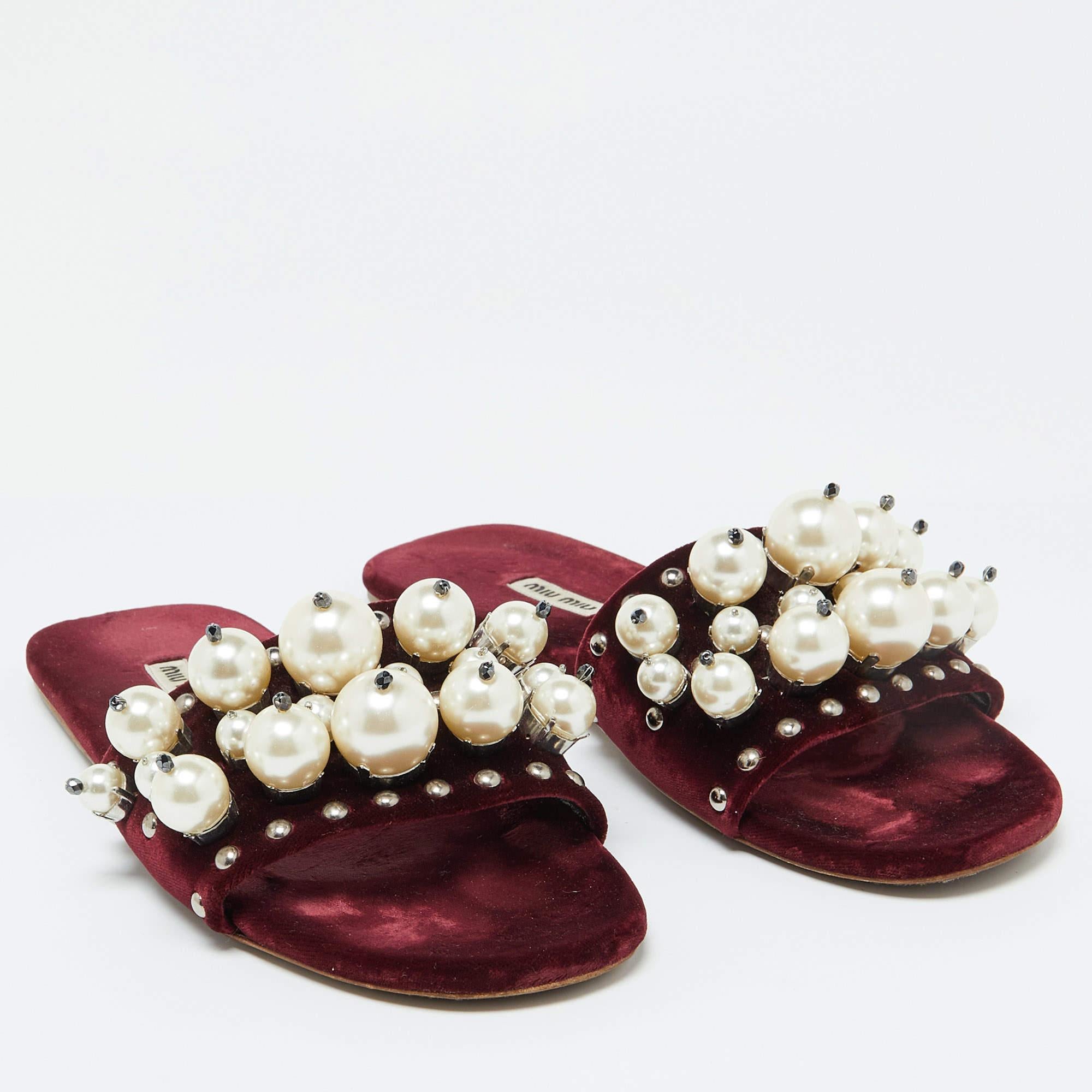 Miu Miu Burgundy Velvet Faux Pearl Embellished Flat Sandals Size 40.5 In Good Condition In Dubai, Al Qouz 2