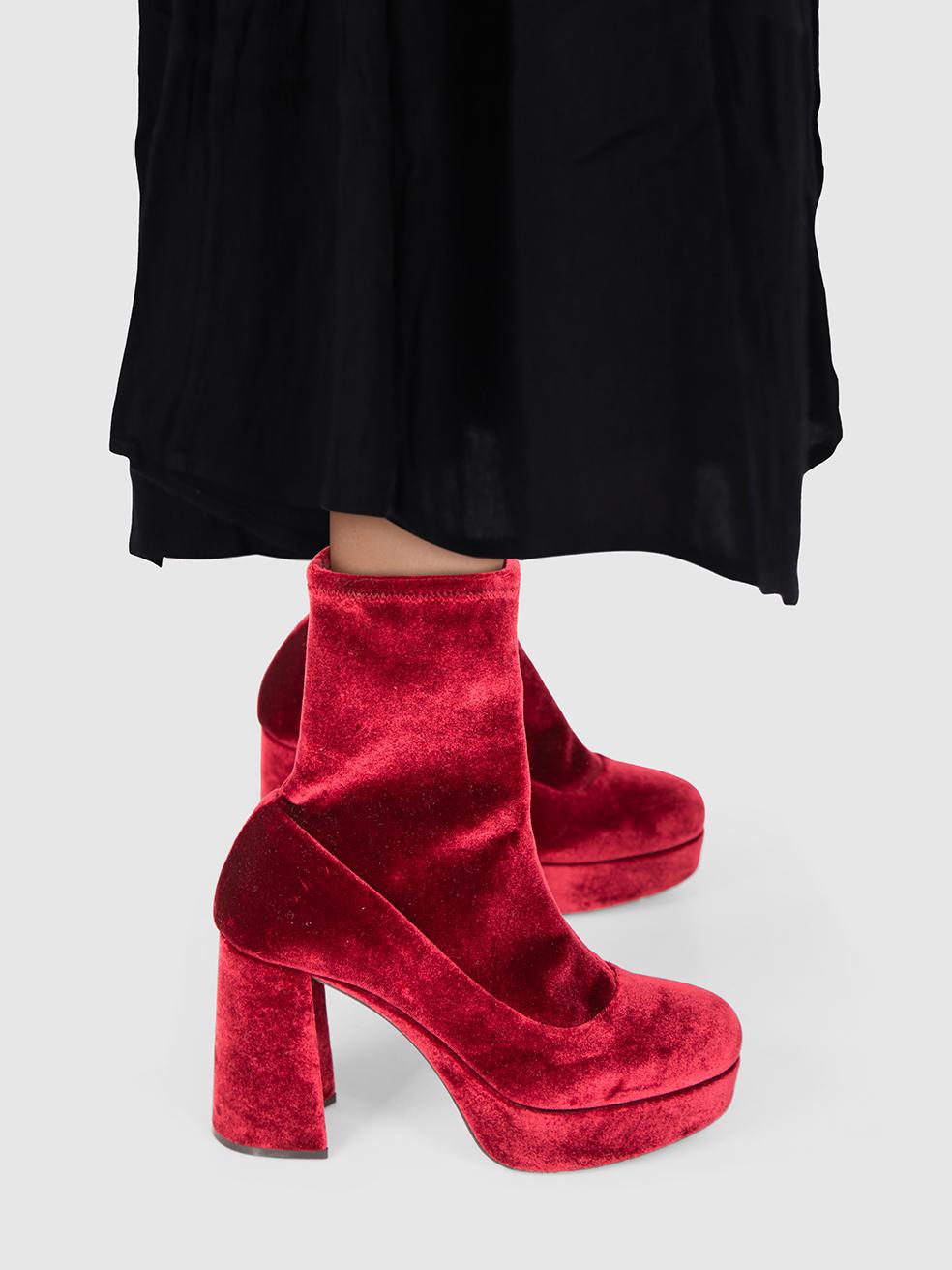 CONDIZIONE: molto buona. L'usura minima degli stivali è evidente. Usura minima sui tacchi, sulla punta e su entrambi i lati delle scarpe, dove si notano leggere abrasioni su questo articolo usato di rivendita di design Miu Miu.
 

 

 

 Dettagli
