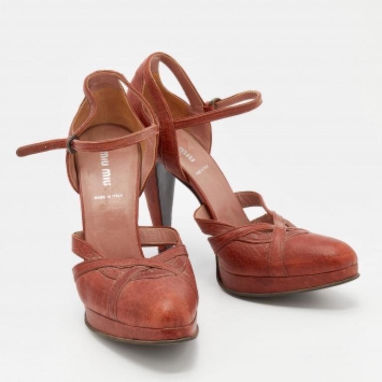 Miu Miu - Sandali con cinturino alla caviglia in pelle arancione bruciata taglia 40 In condizioni buone in vendita a Dubai, Al Qouz 2