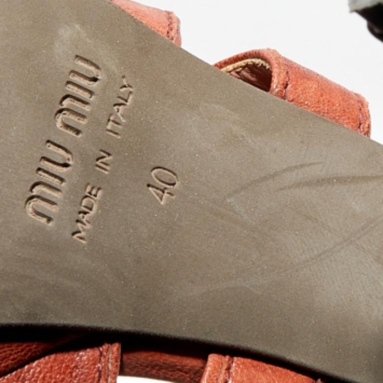 Miu Miu - Sandali con cinturino alla caviglia in pelle arancione bruciata taglia 40 in vendita 3