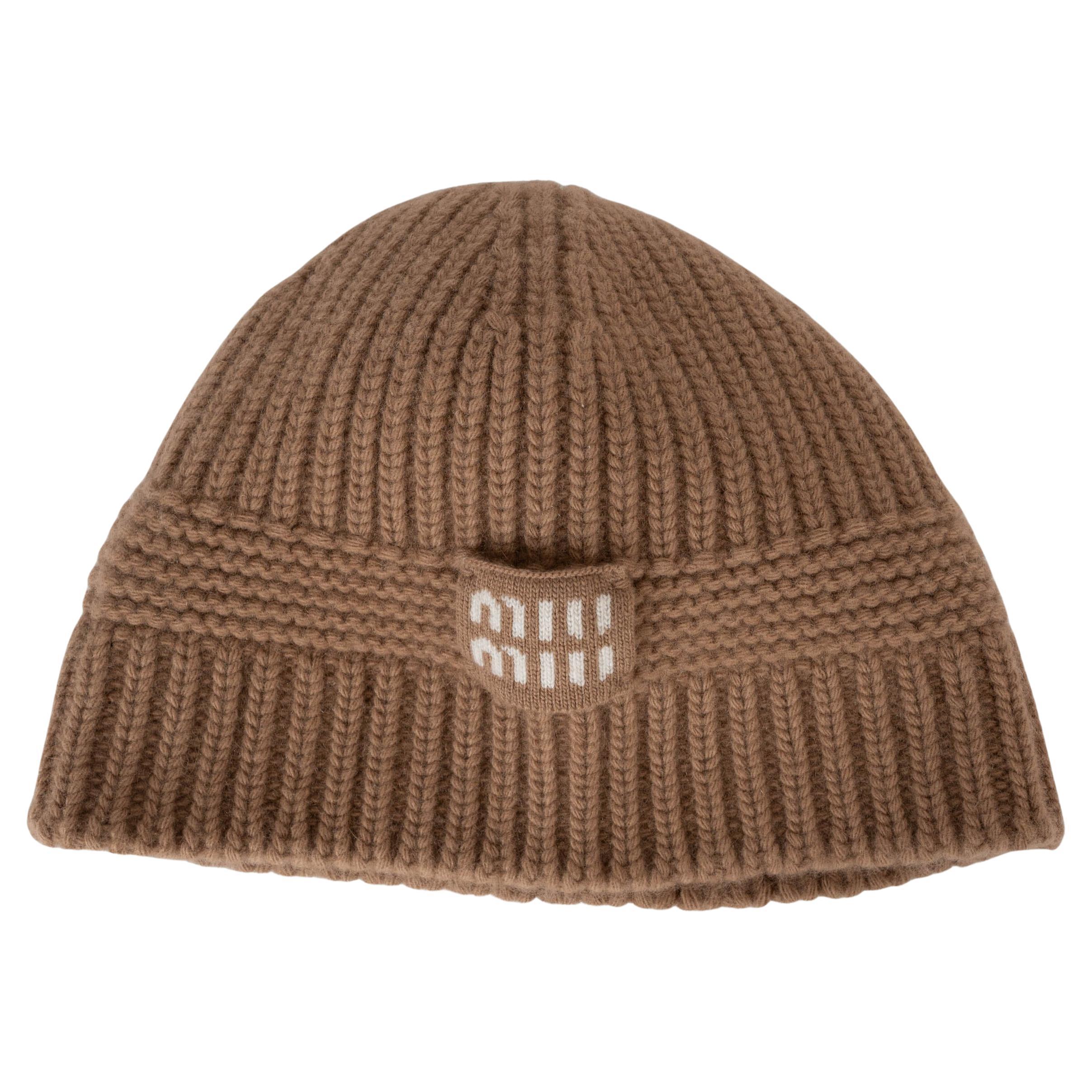 MIU MIU camelbraun Wolle & Kaschmir 2022 LOGO Beanie Hut M im Angebot