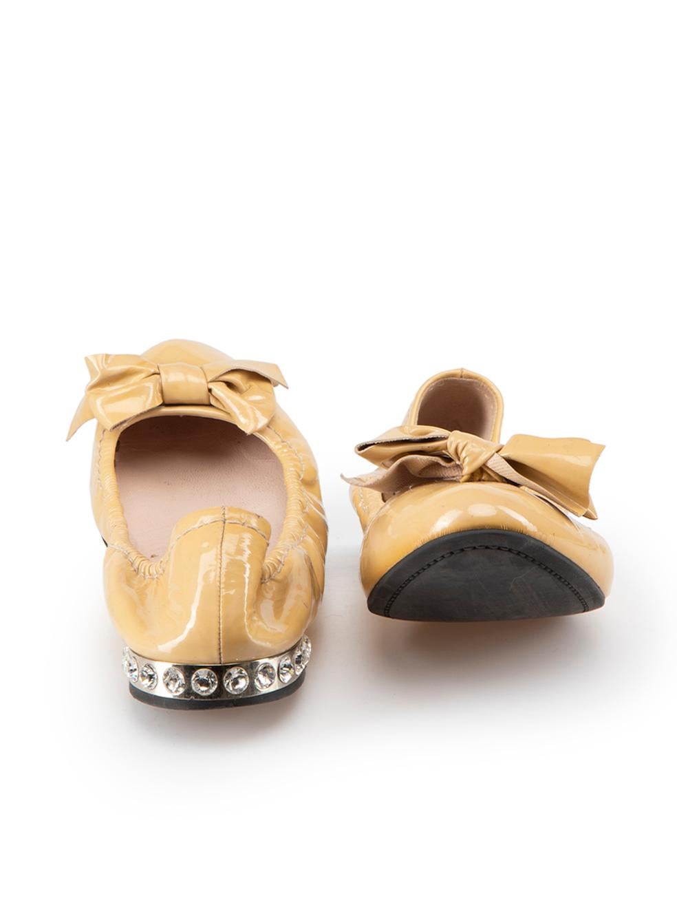 Miu Miu Camel Patent Leather Ballet Flats Size IT 38 In Good Condition For Sale In London, GB