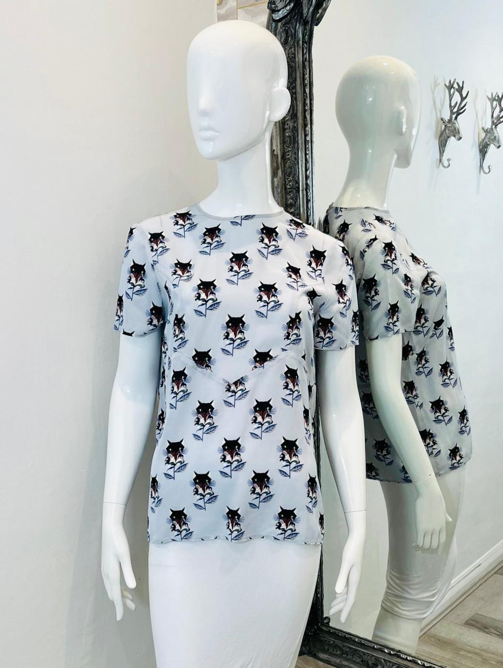 Miu Miu Cat Printed Silk Top

Baby blue blouse designed with cat and flower prints throughout.

Featuring crew neckline, short sleeves and keyhole button closure to rear.

Size – 42IT

Condition – Very Good

Composition – 100% Silk