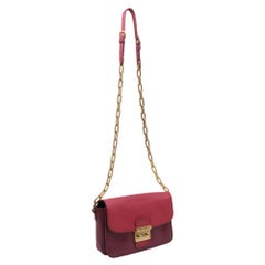 Sac à bandoulière à chaîne Miu Miu en cuir bordeaux