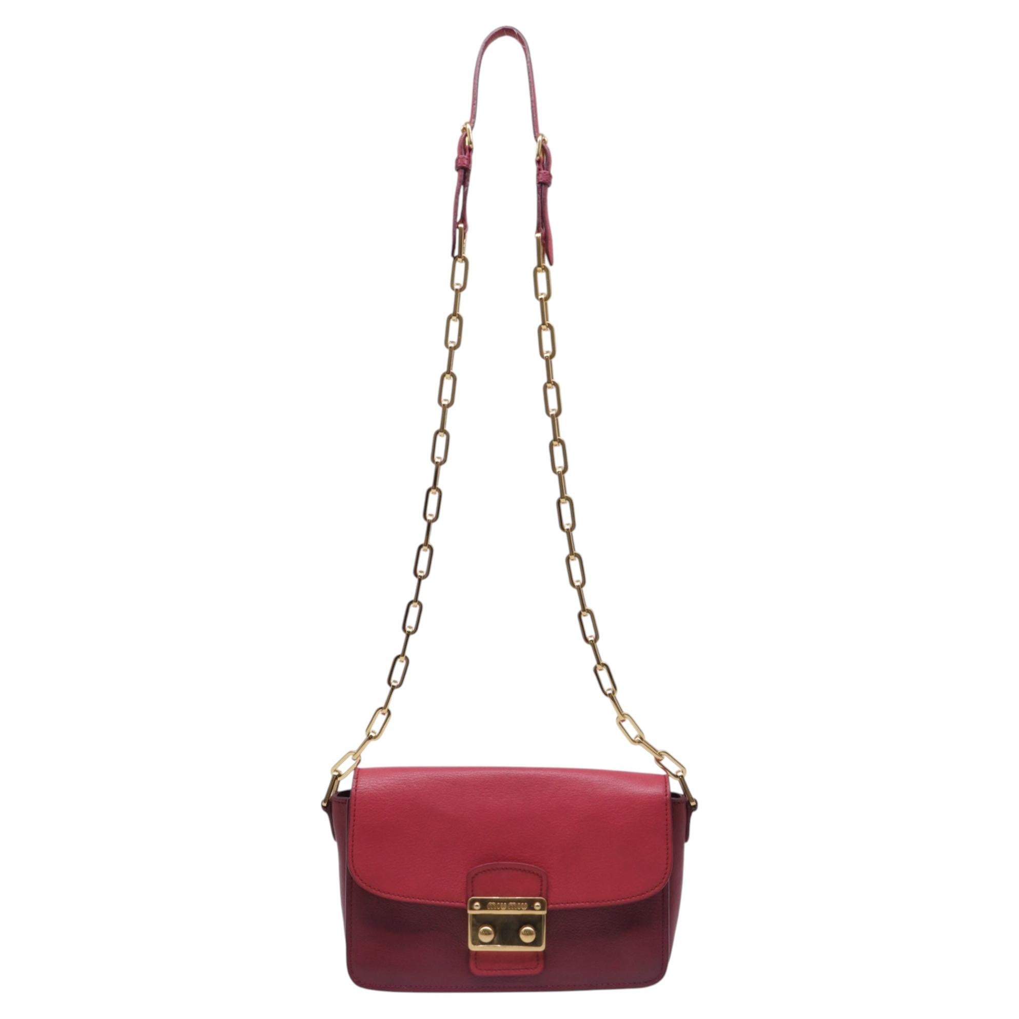 Bolso bandolera con cadena de Miu Miu en piel burdeos en venta