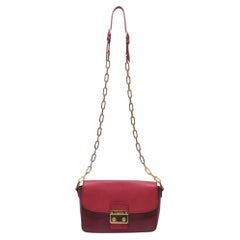 Sac à bandoulière à chaîne Miu Miu en cuir bordeaux