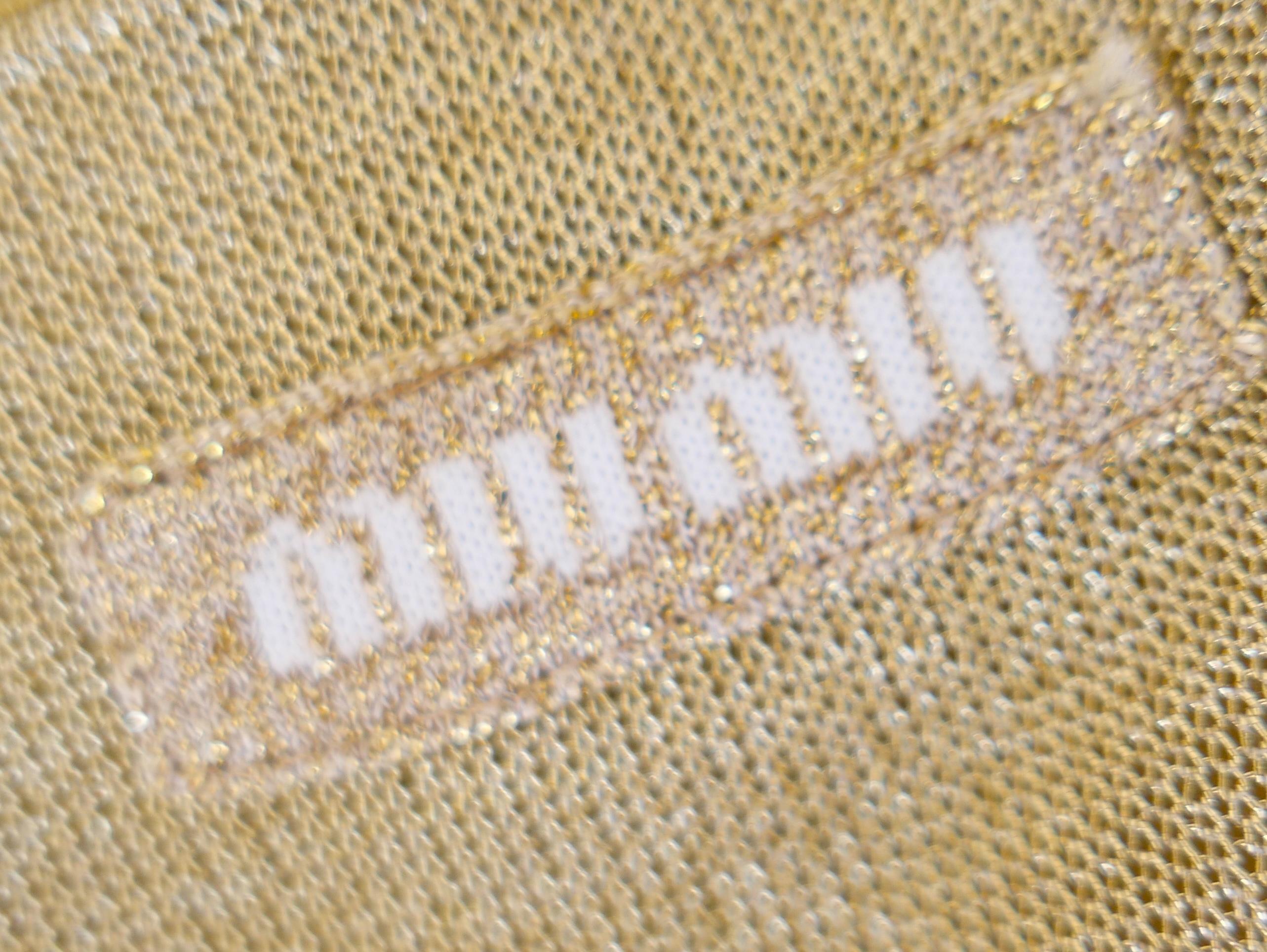 Wunderschönes Miu Miu Oberteil mit goldener Netzweste. Noch erhältlich auf der Miu Miu Website für £1060. Einmal getragen. Aus weichem, goldfarbenem Viskose-Mischgewebe mit einem weichen Futter aus Viskose und Elastan. Sie hat zarte Kettenträger