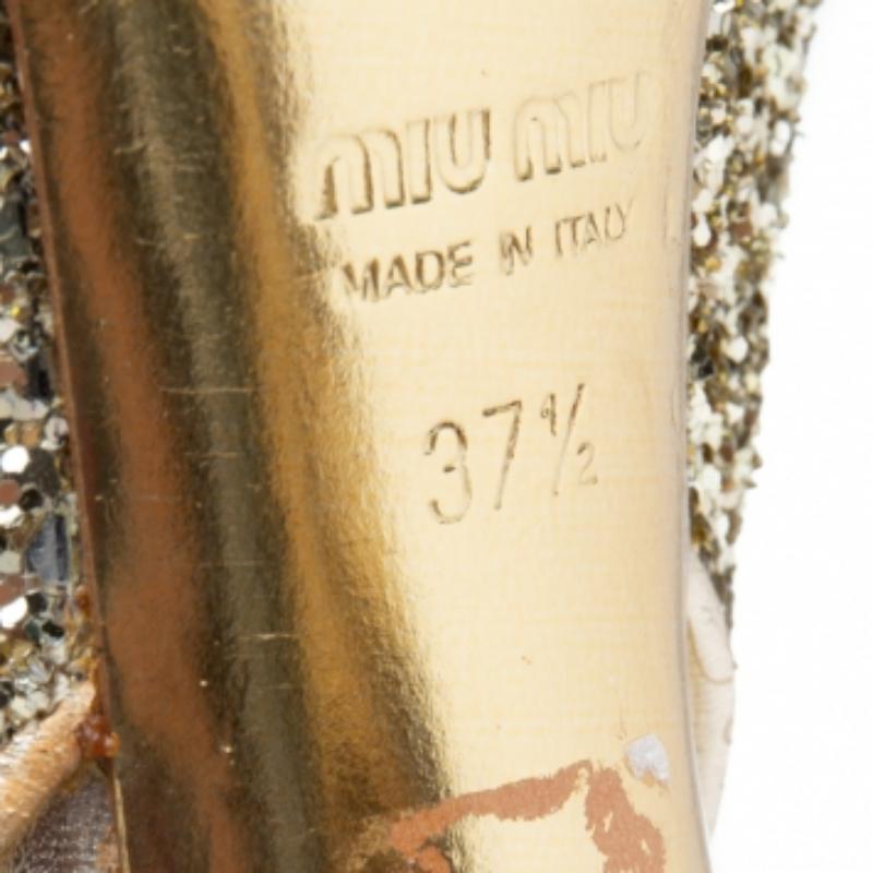 Miu Miu presents to you these stunning tri-colored pumps for all those special occasions! They're made from coarse glitter and leopard-printed calf hair and have cap-toes. They are finished with buckled slingbacks and leather insoles for a