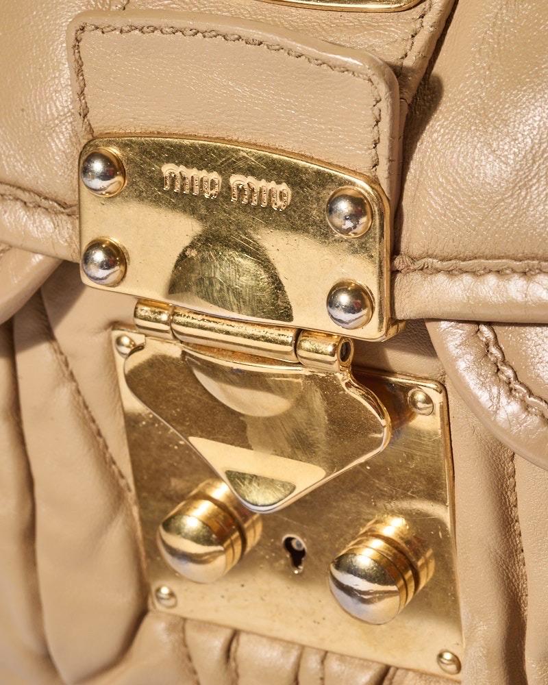 Miu Miu Coffer Large Groffata Beige Borsa a spalla For Sale 6