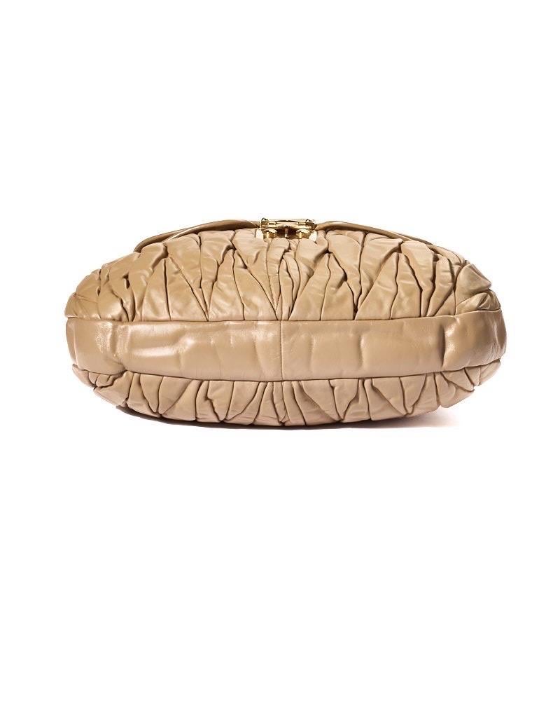 Miu Miu Coffer Large Groffata Beige Borsa a spalla For Sale 10